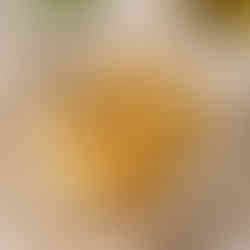 Empanadas de copetín artesanales doradas sobre tabla de madera, elaboradas en Montevideo por Salertti