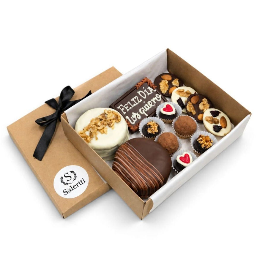 Box de regalo con bombones, alfajores y chocolates, personalizable para ocasión especial.