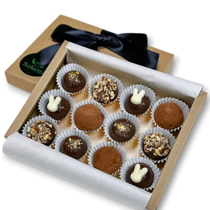Caja de 12 bombones sin azúcar edición Pascua con rellenos variados como ganache y crema fresca.