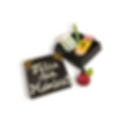 La Caja educador personalizada incluye una manzana, un lápiz animado, una hoja y un lápiz, todas las figuras son de chocolate