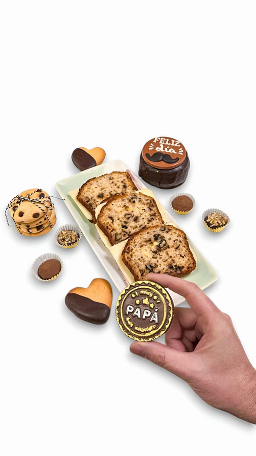 Caja regalo con alfajores, sándwiches de pan de nuez y bombones artesanales