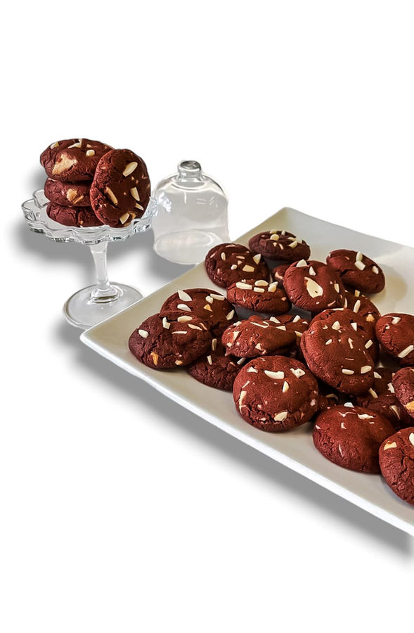 12 cookies Red Velvet con trocitos de chocolate blanco.