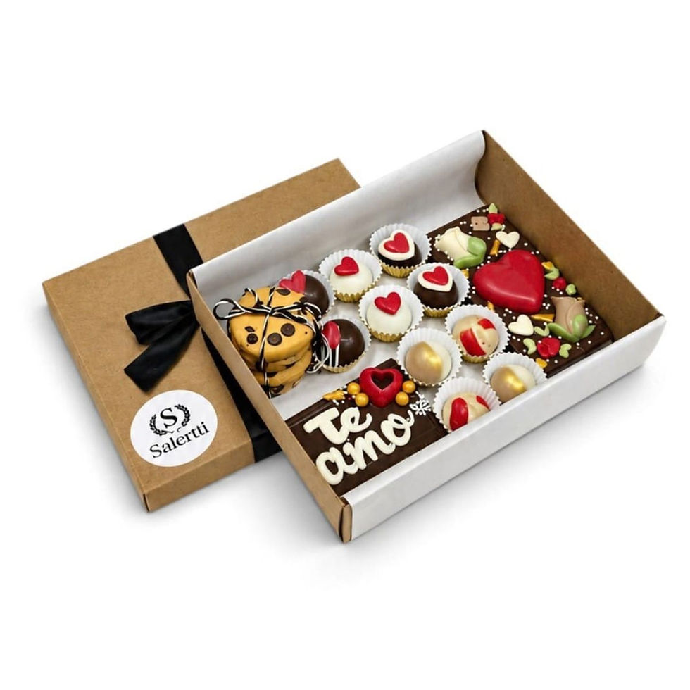 Box Afrodita Personalizable abierta con bombones, cookies con choco chips y tabletas de chocolate personalizadas.