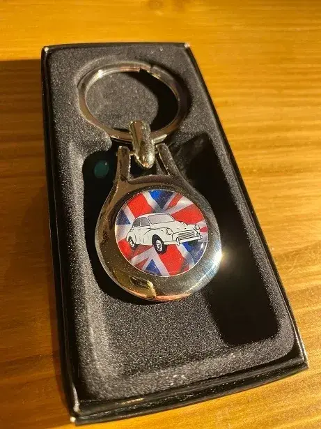 Morris Minor Saloon Chrome Key Ring