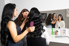 Coach zeigt individuelle Techniken für Braut- und Eventfrisuren im Einzelcoaching