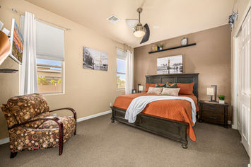 Bedroom 3 King Jr en-suite w/Full private bathroom & tv - travel theme