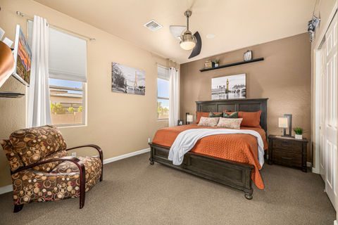 Bedroom 3 King Jr en-suite w/Full private bathroom & tv - travel theme