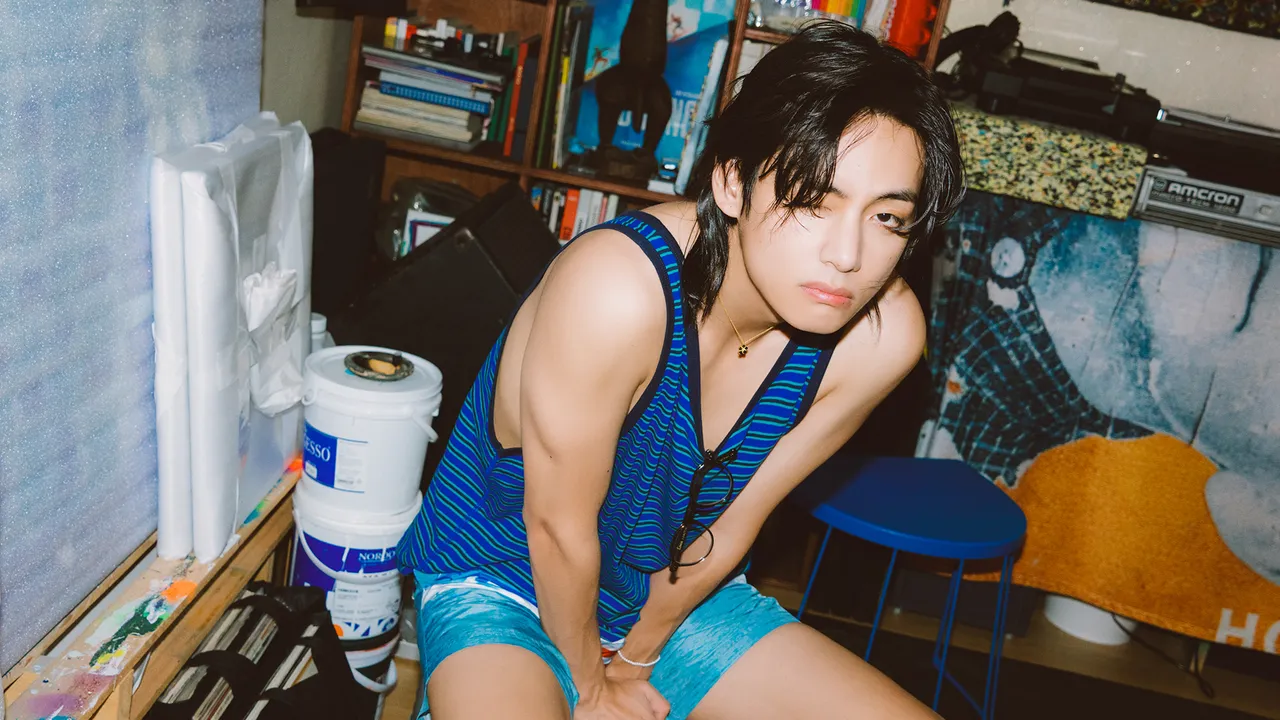 V, do BTS, em fotos promocionais para o álbum de debut "Layover"