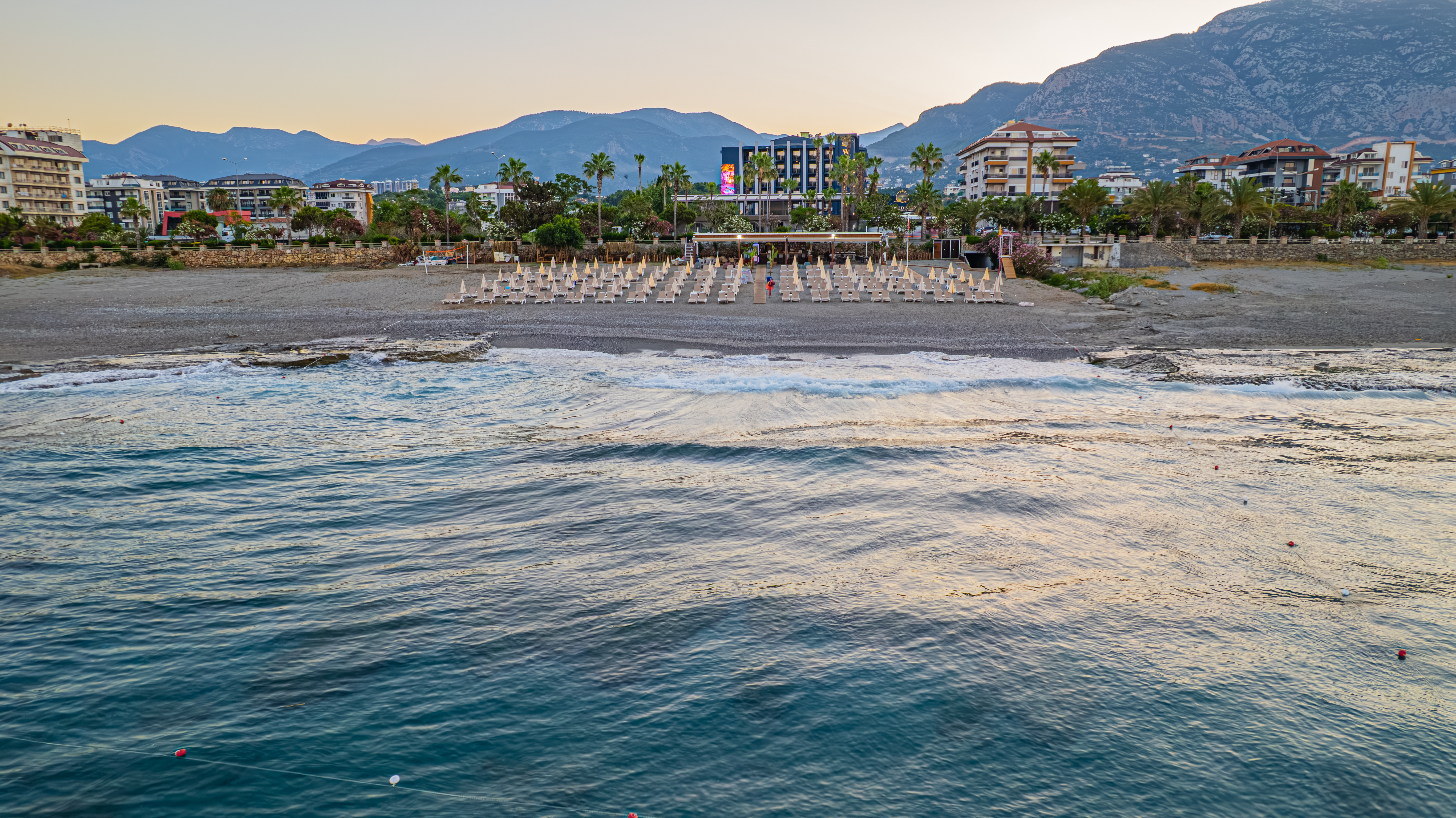 Blick vom Meer auf das World Star Beach Resort & Spa, den Privatstrand und die Küste von Kestel