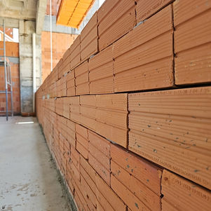 Parede de tijolos de alvenaria de vedação com massa polimérica.