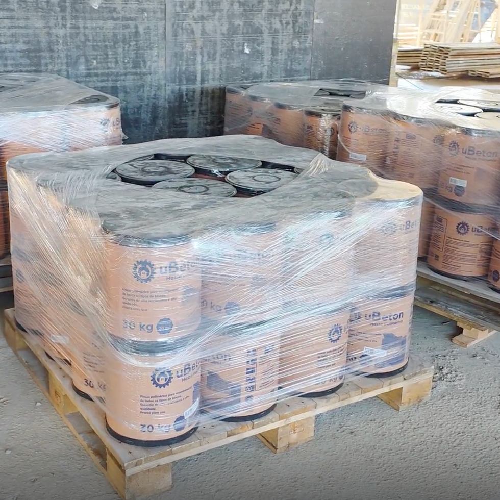 Pallets com barricas de massa polimérica uBeton