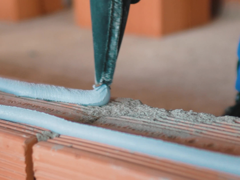 Aplicação de massa polimérica em parede interna