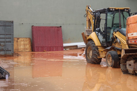 Alagamento na construção na parte de trás da clínica na qual Cecília Fiorese e Danielle Lago foram soterradas