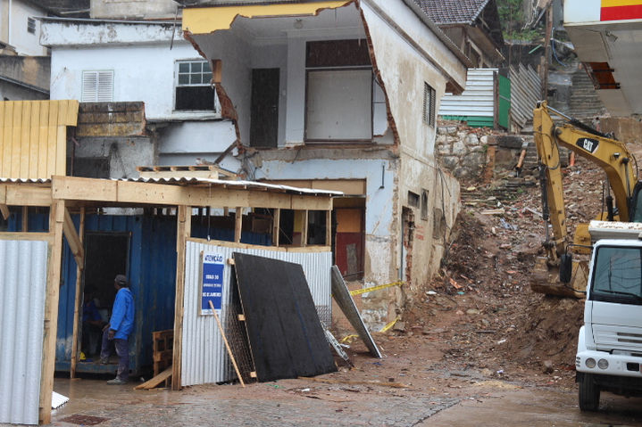 Morro próximo a posto de gasolina que deslizou em Petrópolis