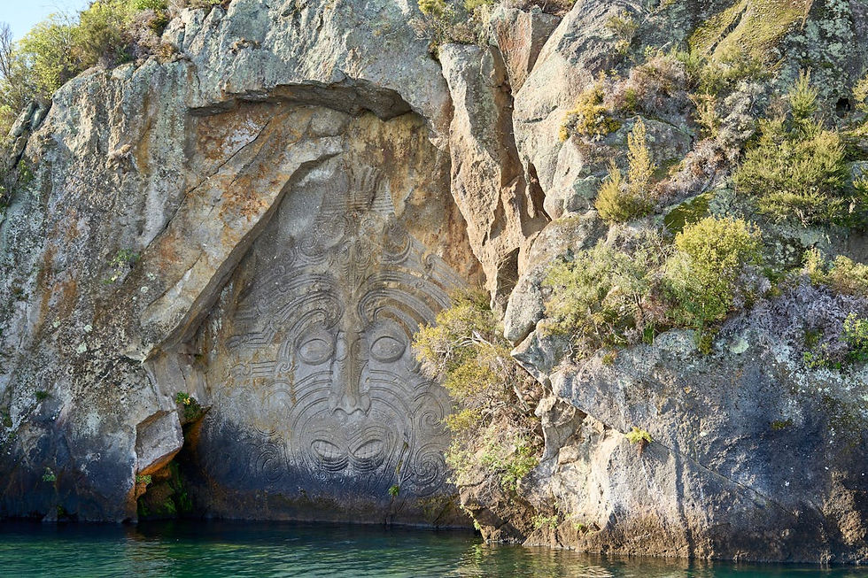 Mural com escultura maori
