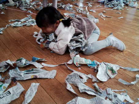 ゆり、うさぎ組新聞あそび