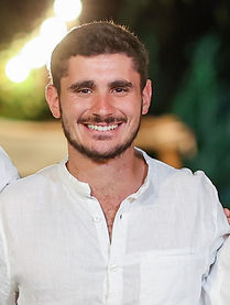 ספר זה (עדיין) תלוי בנו.jpg