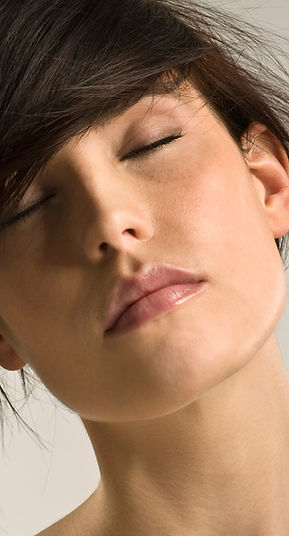Mujer con los ojos cerrados