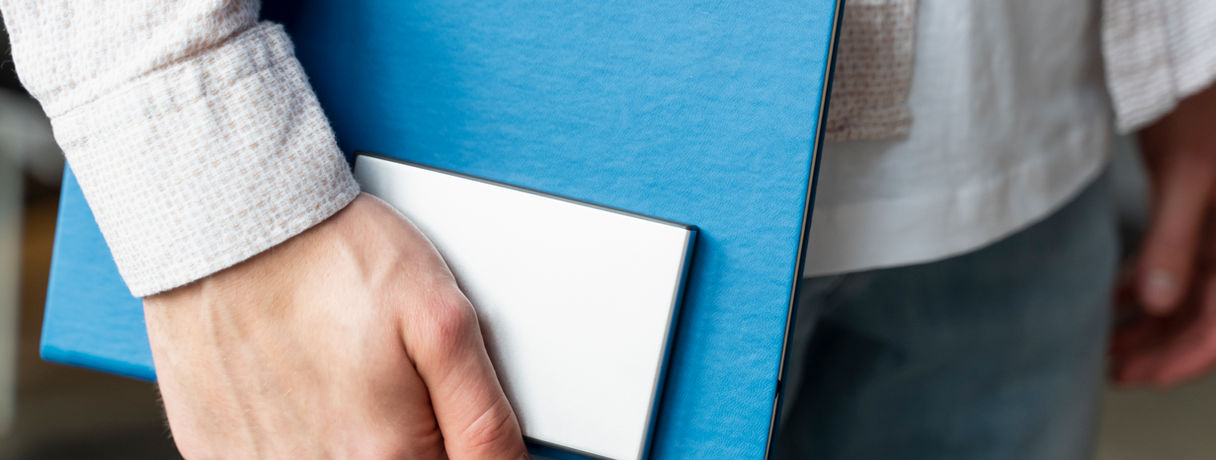 Tablette et téléphone côte à côte, illustrant un environnement de travail numérique moderne. Parfait pour représenter des services de technologie, de développement d'applications mobiles et de solutions digitales adaptées aux besoins professionnels.