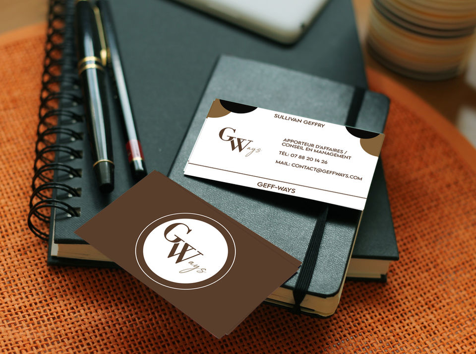 Carte de visite Geffways posée sur un carnet, représentant les services de recrutement et de mise en relation professionnelle. Design moderne et professionnel, symbolisant l’expertise en gestion de carrière et solutions RH pour entreprises et candidats.