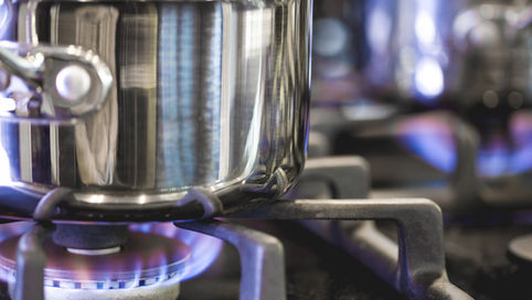 חימום אוכל בשבת על גבי פלטה