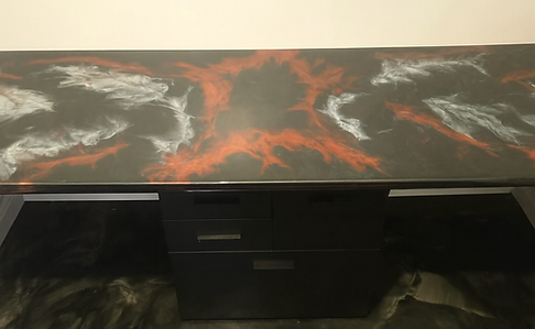 Bureau personnalisé avec revêtement époxy rouge et blanc effet flamme, conçu par S.L Créations Epoxy à Lanaudière.