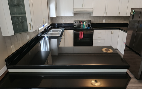 Comptoir époxy noir effet miroir dans une cuisine contemporaine à Repentigny, conçu par S.L Créations Epoxy.