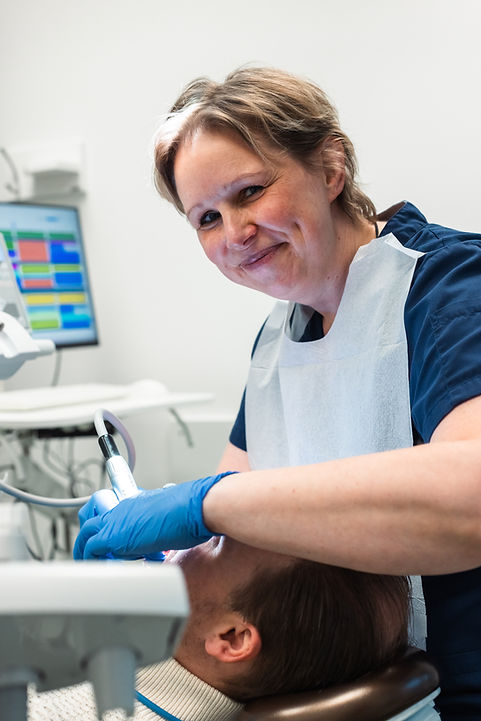 Tandhygienist Linda behandlar patient. 