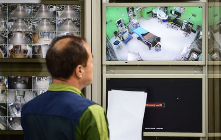 찬반 논란에도···성형외과 대기실서 수술실CCTV 실시간 본다