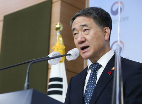 박능후 "코로나백신 확보는 해놓되 해외 부작용 본뒤 접종"