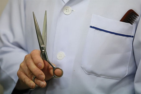 사우나에서 이발 일 하는 70세 노인입니다