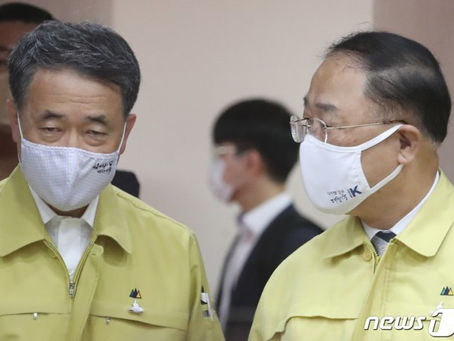 쿠폰 뿌리며 ‘모임·외식’ 자제하라고?…정부 모순 ‘어리둥절’