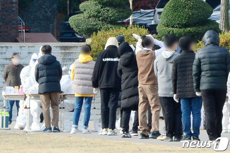 신규확진 569명, 이틀연속 500명대…대구·경북 1차유행때 수준