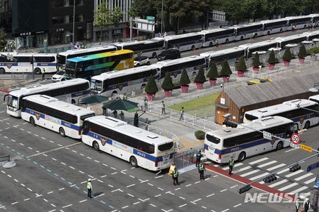 경찰 “한글날도 ‘차벽’…집회 참석자 양성률 일반인 90배”