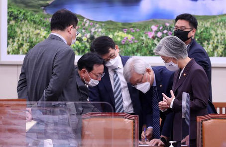 野 “여권 악재 쏟아지자, 정보 당국이 조성길 입국 오픈한 듯”