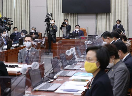 "文, 공천 선택적 침묵" 지적했다고…"대통령 모욕" 호통친 與