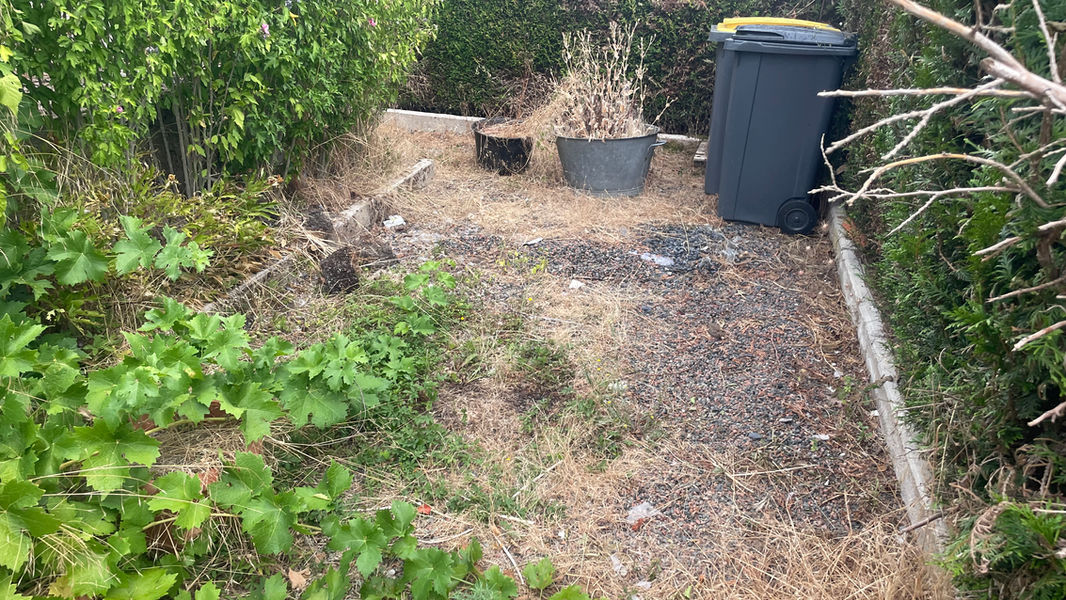 après débarras vide maison nettoyage garage et extérieur chantier réalisé par professionnel du débarras et vide maison à Montchanin