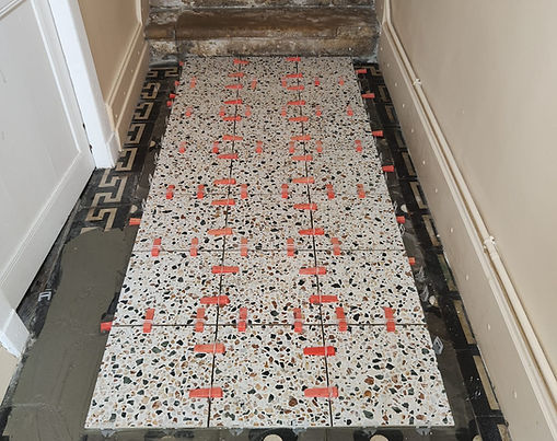 Changement carrelage dans un couloir