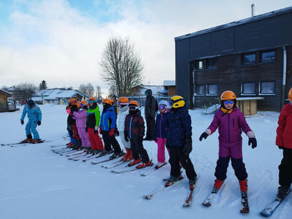 Matinée ski alpin avec une bise glaciale. Premiers téléskis pour les débutants et pistes vertes et bleues pour les confirmés.