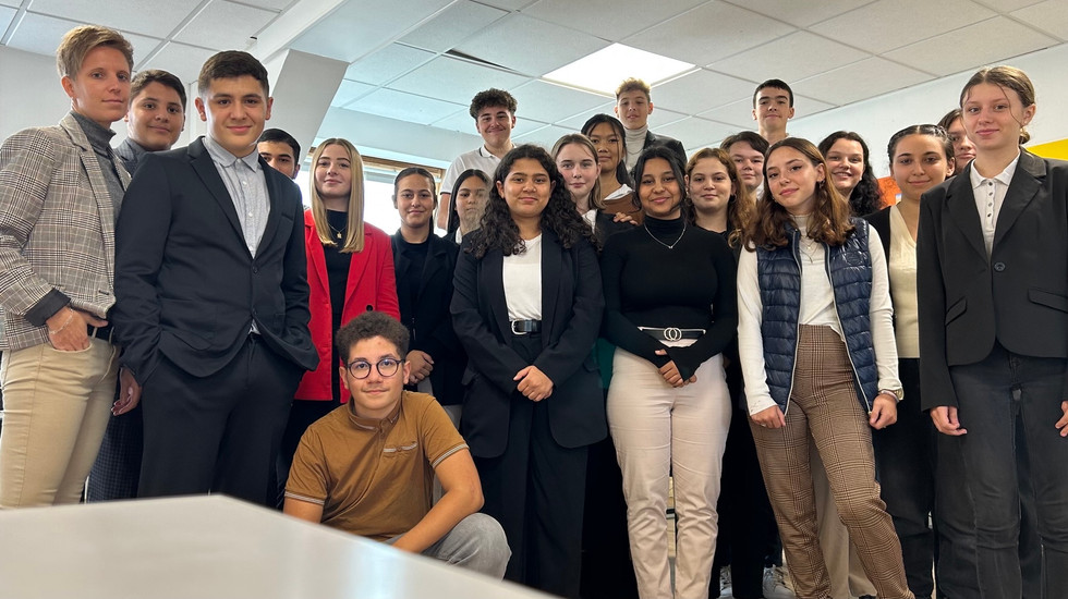 Tenue professionnelle en 2 MRC (Métiers Relation client) Lycée Saint Lazare Autun 71.