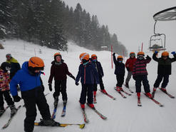 Matinée ski alpin avec une bise glaciale. Premiers téléskis pour les débutants et pistes vertes et bleues pour les confirmés.