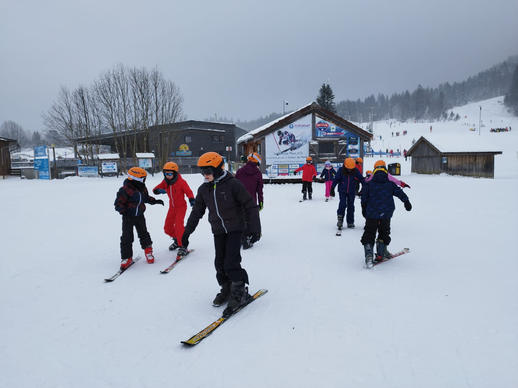 Matinée ski alpin avec une bise glaciale. Premiers téléskis pour les débutants et pistes vertes et bleues pour les confirmés.