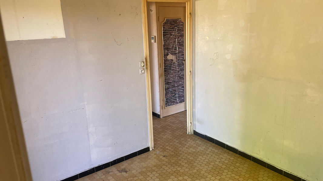 après débarras meubles et encombrants dans maison garage extérieur maison chantier réalisé par professionnel à Montchanin 71210