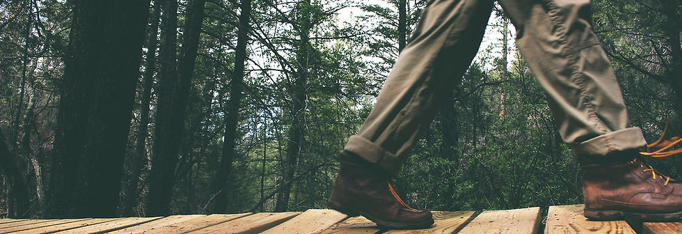 Muž procházky v přírodě