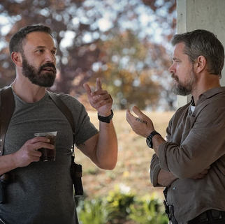 Matt Damon y Ben Affleck se enfrentan al peligroso juego de la desconfianza en el thriller ‘“El botín” de Netflix