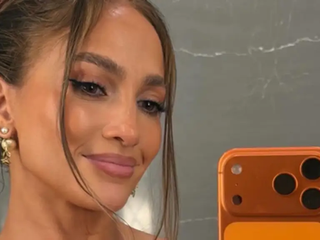 Jennifer López lució atrevido look para Navidad