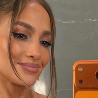 Jennifer López lució atrevido look para Navidad