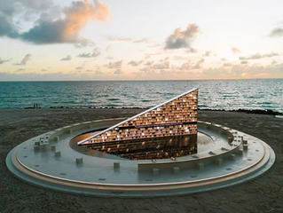 Una biblioteca giratoria deslumbra en la playa de Miami