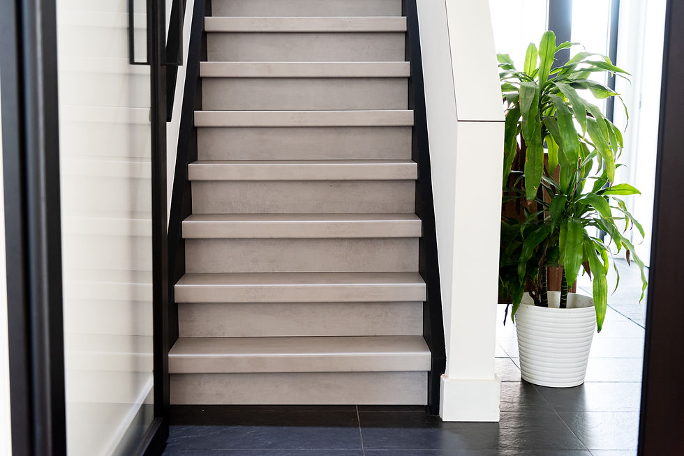 Vue en plongée d’un escalier en bois rénové avec un habillage sur mesure