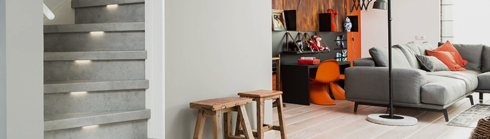 upstairs-traprenovatie-ambassadeurs-cloudy-cement-led-verlichting-headerfoto-mobiel_edited